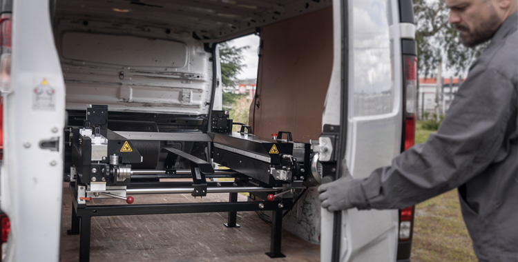 DIMOS P4600小型トラックで作業