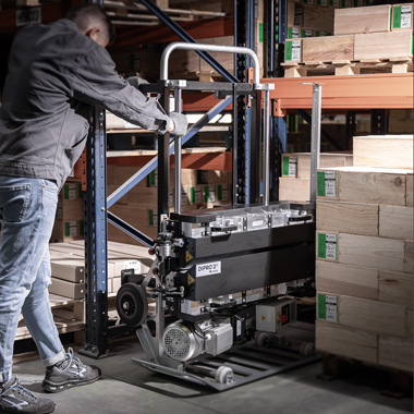 DIMOS P4600小型トラックで搬入